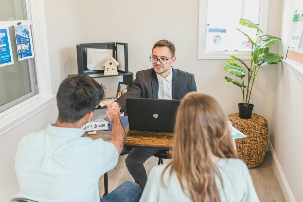 Los mejores brokers para invertir en seguros asociados 1 pexels photo 8292807